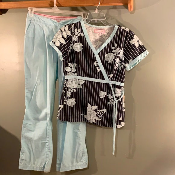 Koi by Kathy Peterson scrub set sz Small mint green black fitted
